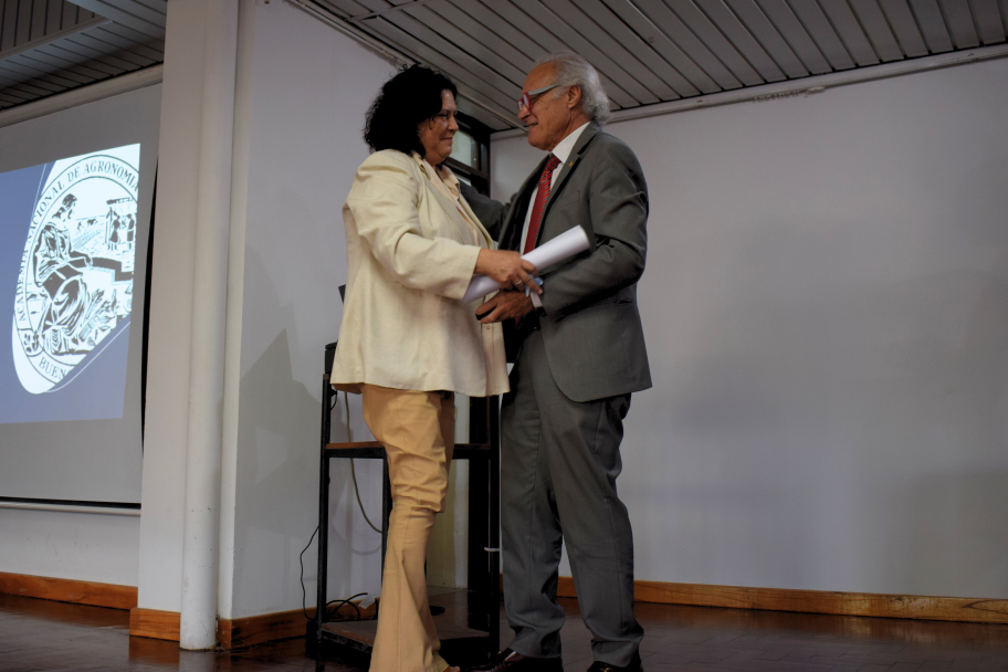 imagen Rosana Celia Vallone recibió el premio "Prof. Ing. Agr. Dr. León Nijensohn" por parte de la Academia Nacional de Agronomía y Veterinaria