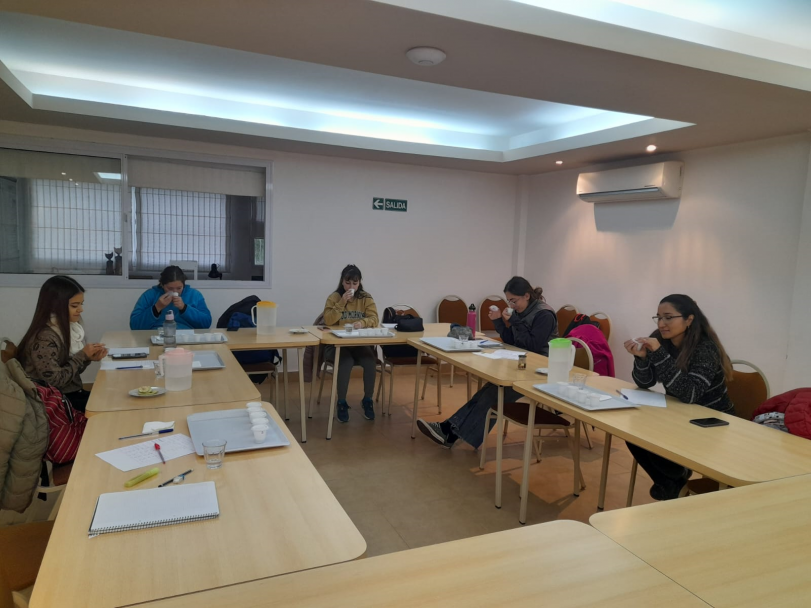 imagen Estudiantes de la Facultad de Ciencias Agrarias triunfan en el 1er Concurso de Jóvenes Catadores de Aceite de Oliva