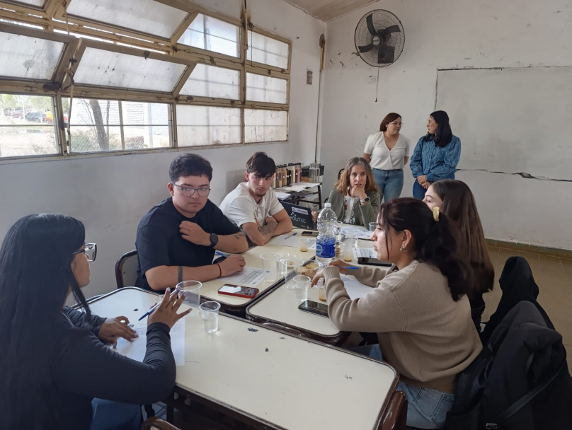 imagen Por quinto año, Ciencias Agrarias integró el jurado del Concurso Provincial de Licores Artesanales