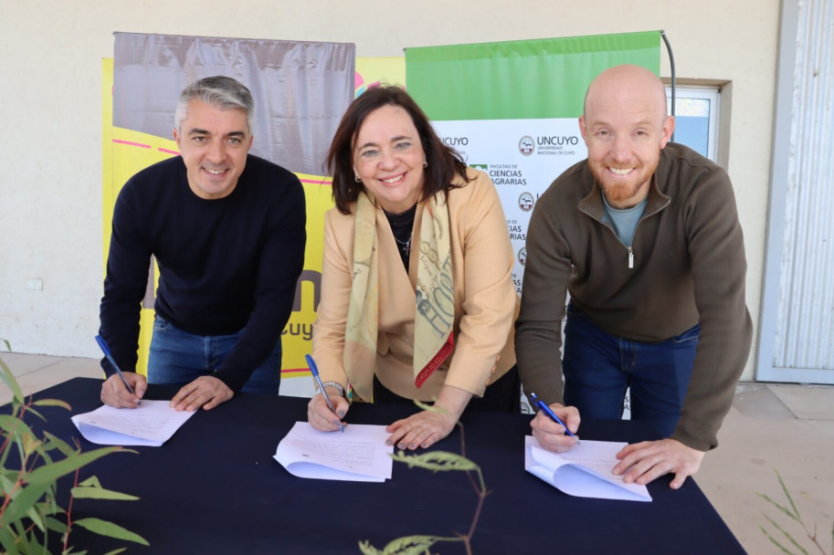 imagen Bragagnolo, Filippini y Allasino firmando el acuerdo.