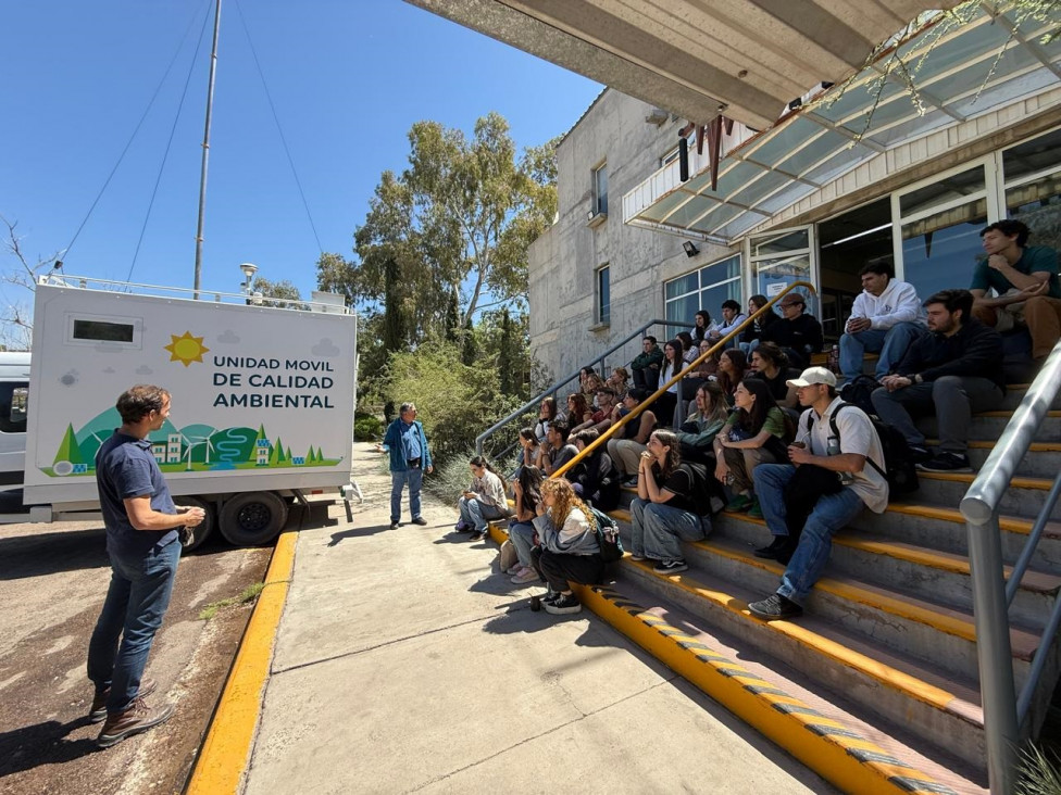 imagen Estudiantes de Ciencias Agrarias visitaron la Facultad de Ingeniería para conocer técnicas de monitoreo y tratamiento ambiental
