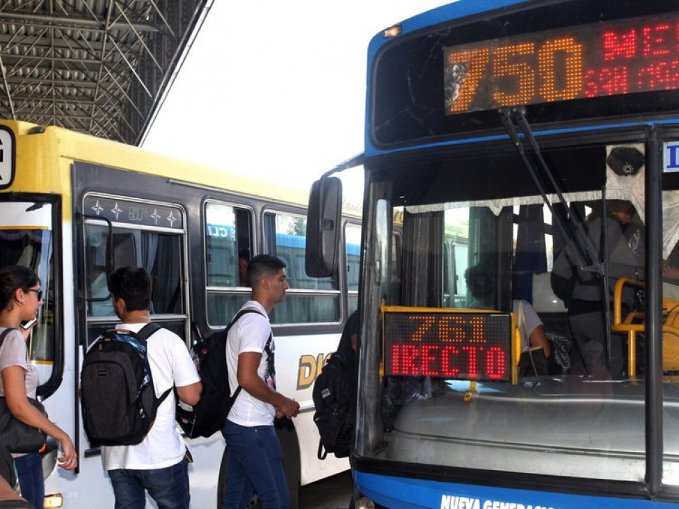 imagen Estudiantes de la FCA pueden descargar el certificado de medio boleto online