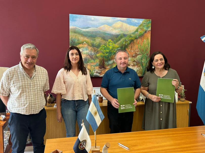 imagen El Decano Jorge Dutto visitó Ciencias Agrarias para la firma de un convenio que beneficiará a estudiantes y docentes de ambas unidades académicas