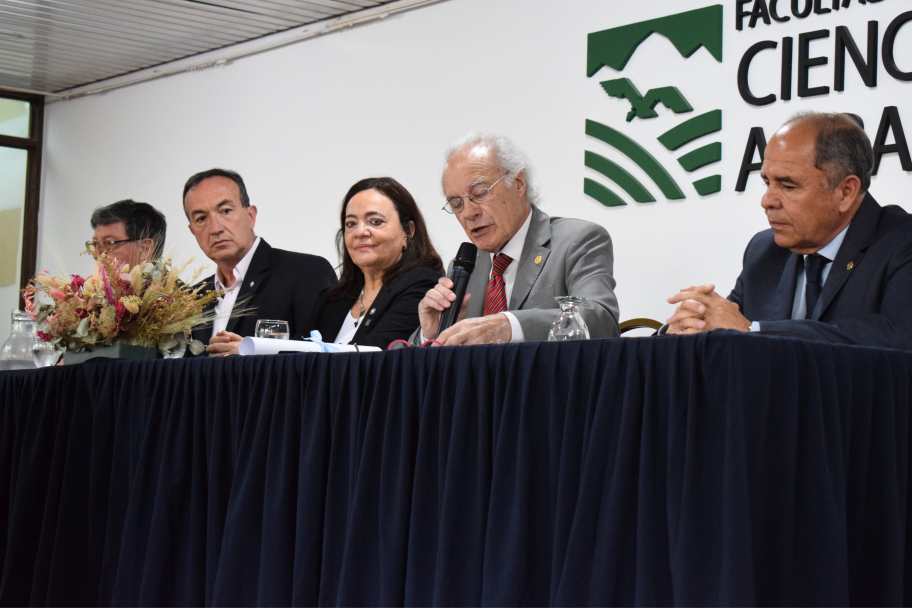 imagen Rosana Celia Vallone recibió el premio "Prof. Ing. Agr. Dr. León Nijensohn" por parte de la Academia Nacional de Agronomía y Veterinaria