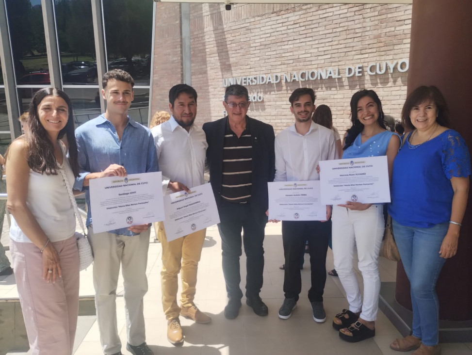 imagen Convocan a postular Egresados de la Promoción 2024 y Estudiantes Avanzados para recibir la distinción "María Elisa Norton Farmache"