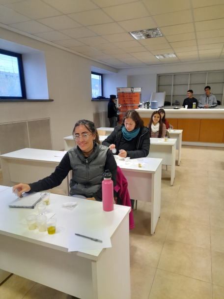 imagen Estudiantes de la Facultad de Ciencias Agrarias triunfan en el 1er Concurso de Jóvenes Catadores de Aceite de Oliva