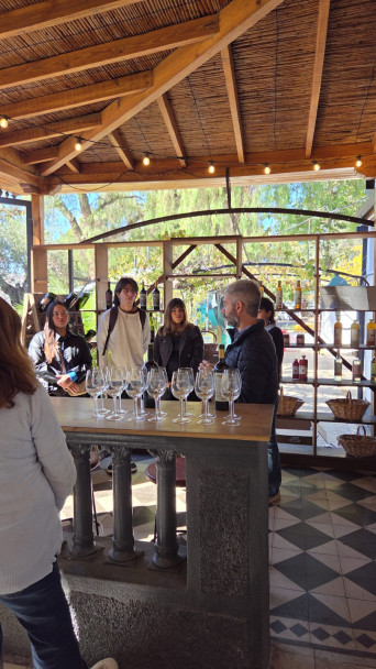 imagen La Facultad de Ciencias Agrarias celebró el Mes del Malbec con una degustación en El Mercadito Plaza
