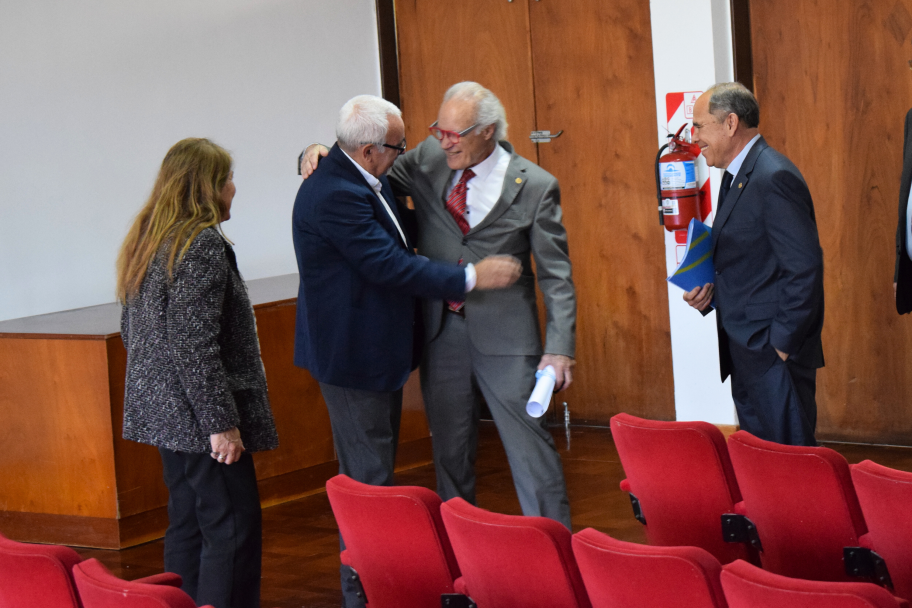 imagen Rosana Celia Vallone recibió el premio "Prof. Ing. Agr. Dr. León Nijensohn" por parte de la Academia Nacional de Agronomía y Veterinaria