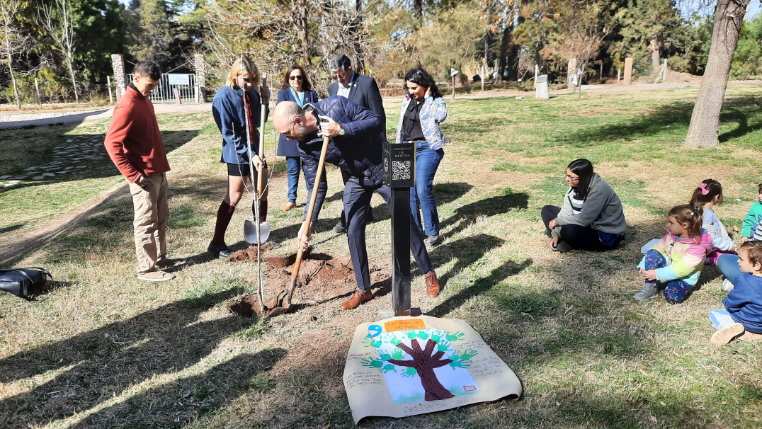 imagen La Facultad de Ciencias Agrarias conmemoró el Día del Árbol plantando un retoño del Manzano de Newton