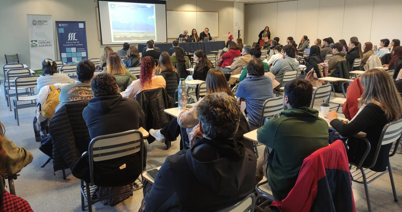 imagen Se realizó la primera jornada del del Ciclo de Charlas "Nuevos desafíos en la formación profesional universitaria"