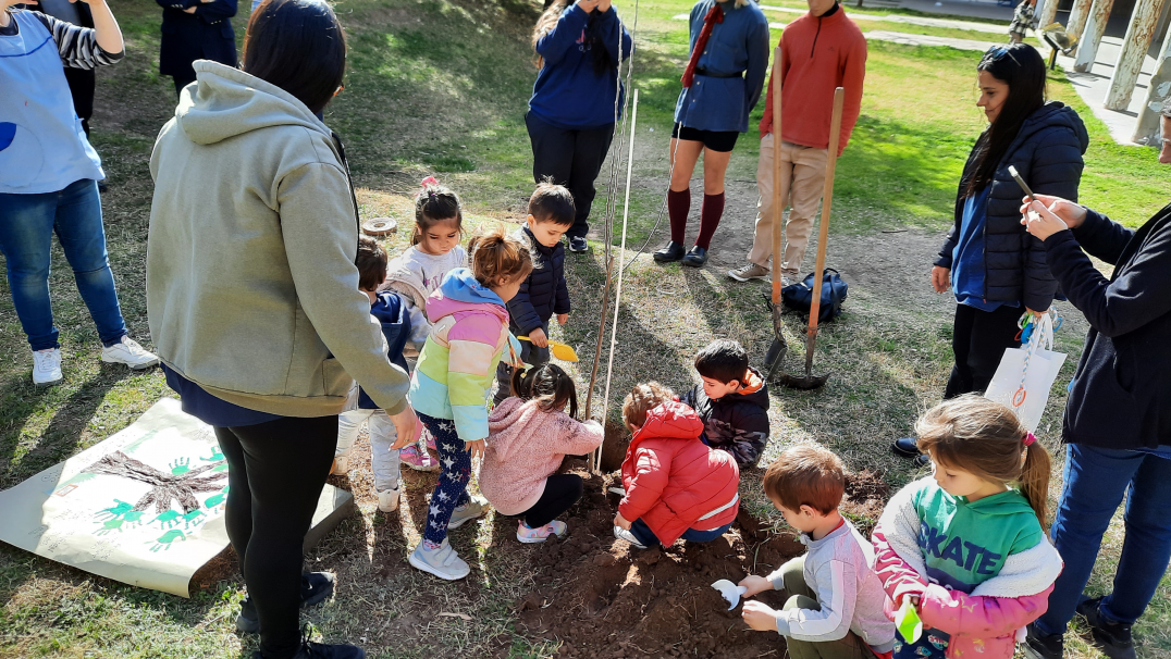 imagen La Facultad de Ciencias Agrarias conmemoró el Día del Árbol plantando un retoño del Manzano de Newton