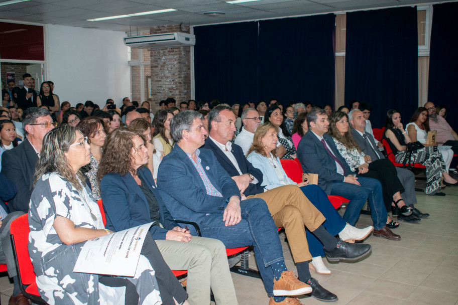 imagen Estudiantes y graduados de la Facultad de Ciencias Agrarias recibieron la distinción "María Elisa Norton Farmache" 2025