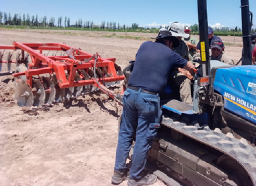 imagen Estudiantes de Ingeniería Agronómica podrán participar de la optativa "Mantenimiento de tractores y maquinaria agrícola"