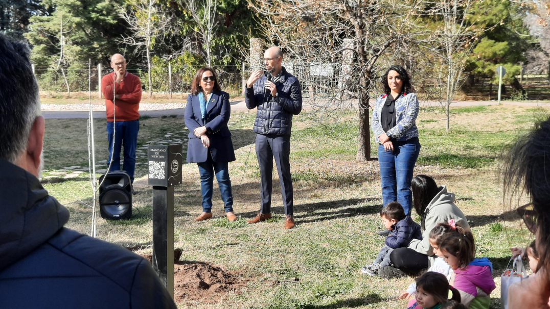 imagen La Facultad de Ciencias Agrarias conmemoró el Día del Árbol plantando un retoño del Manzano de Newton