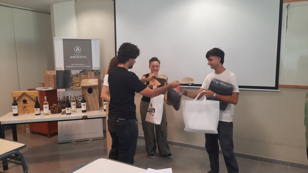 imagen Con propuestas creativas, se realizó la exhibición y premiación del Concurso de Cajas Nido para aves entomófagas en Ciencias Agrarias