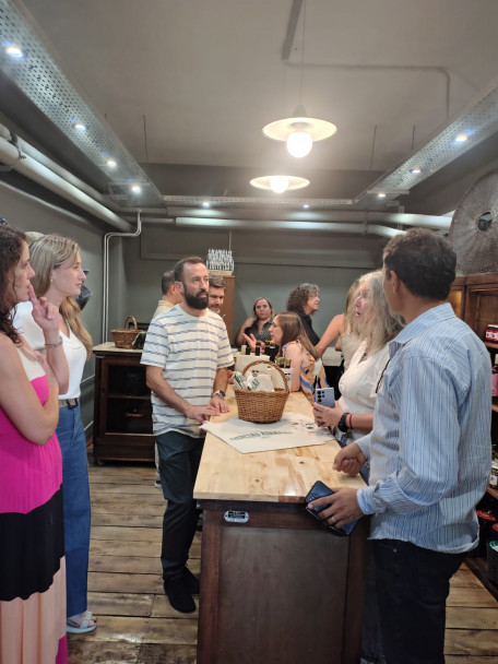 imagen Se inauguró el "Mercadito de Agrarias" un espacio de encuentro y venta abierta a la comunidad universitaria