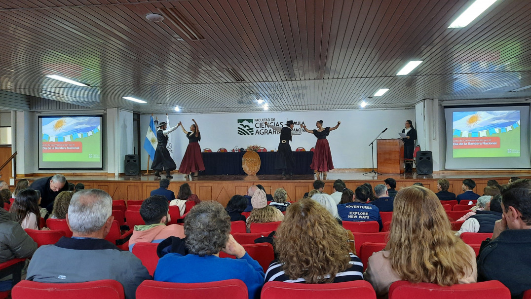 imagen Ciencias Agrarias celebró el Día de la Bandera 2026 con reconocimientos académicos y la designación de nuevos abanderados para el próximo ciclo lectivo