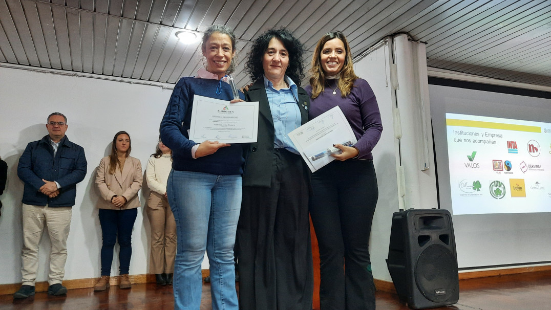 imagen Ciencias Agrarias celebró el Día de la Bandera 2026 con reconocimientos académicos y la designación de nuevos abanderados para el próximo ciclo lectivo