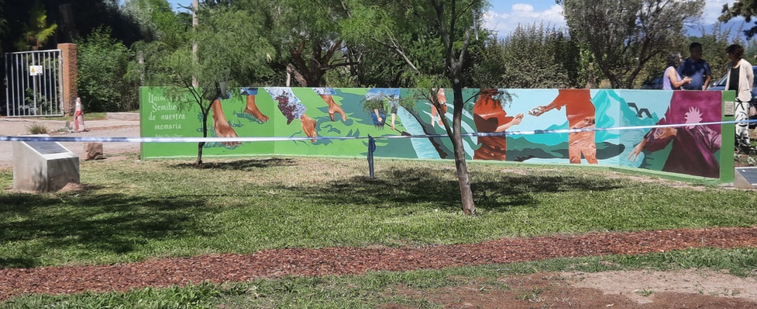imagen Mural en la Plaza-Jardín del Espacio de Flora Nativa por la Memoria, Verdad y Justicia