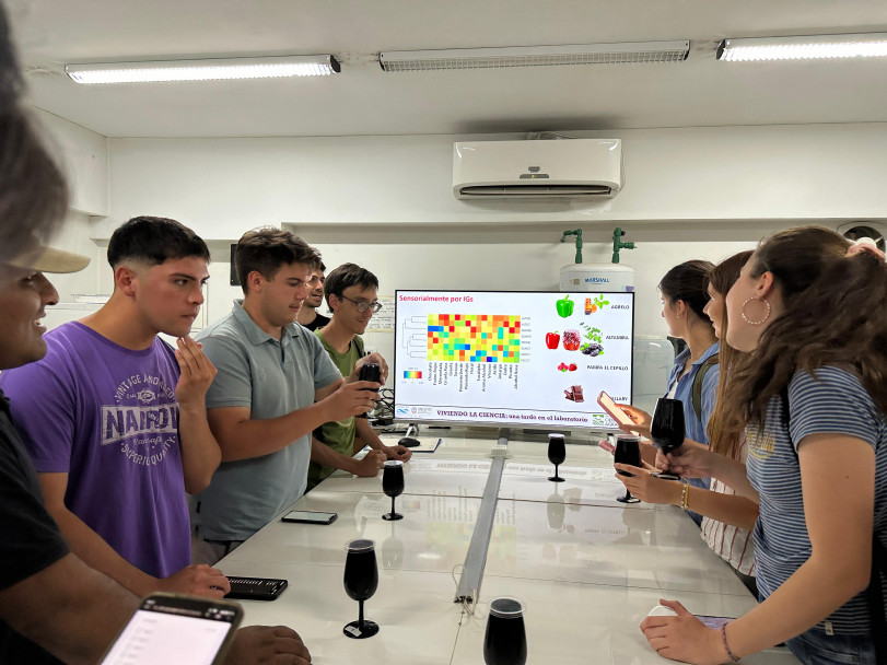 imagen Más de 40 estudiantes participaron en "Viviendo la ciencia: una tarde en el laboratorio"