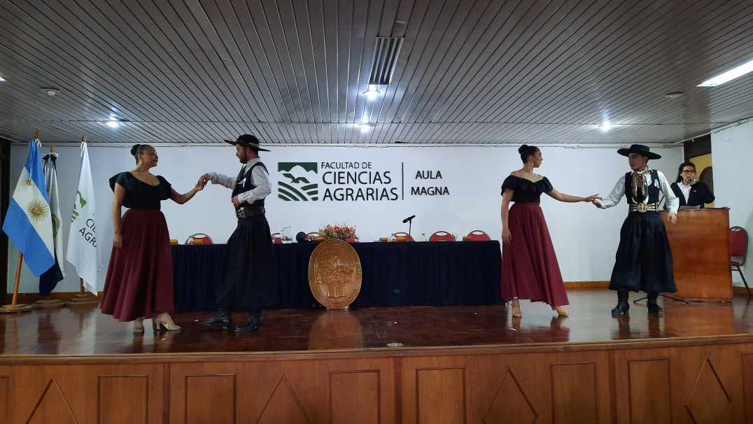 imagen Ciencias Agrarias celebró el Día de la Bandera 2026 con reconocimientos académicos y la designación de nuevos abanderados para el próximo ciclo lectivo