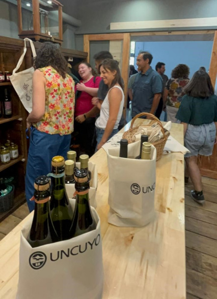 imagen Se inauguró el "Mercadito de Agrarias" un espacio de encuentro y venta abierta a la comunidad universitaria