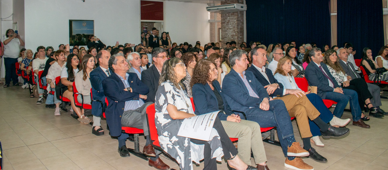 imagen Estudiantes y graduados de la Facultad de Ciencias Agrarias recibieron la distinción "María Elisa Norton Farmache" 2025