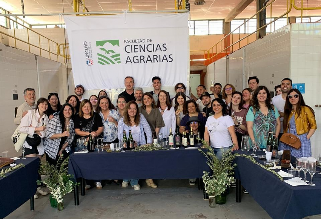 imagen APEHUN visitó la Facultad de Ciencias Agrarias en el marco de las Jornadas de Enseñanza de la Historia