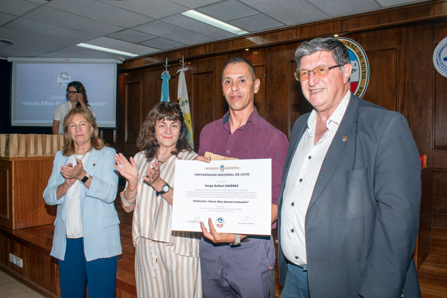 imagen Estudiantes y graduados de la Facultad de Ciencias Agrarias recibieron la distinción "María Elisa Norton Farmache" 2025