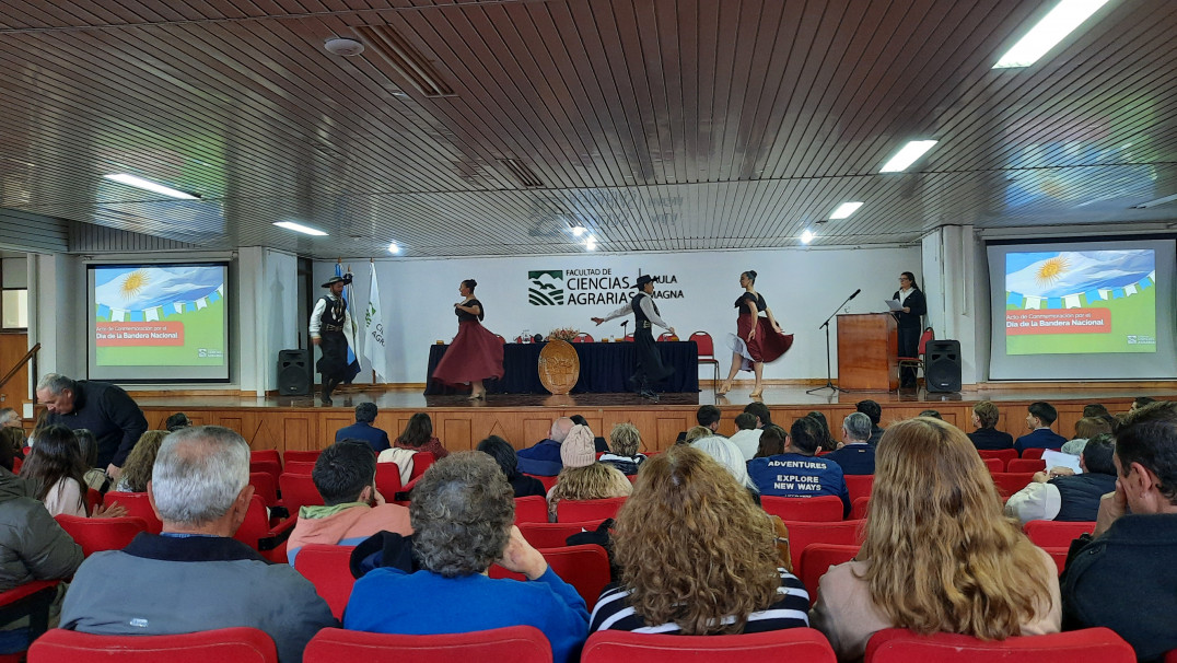imagen Ciencias Agrarias celebró el Día de la Bandera 2026 con reconocimientos académicos y la designación de nuevos abanderados para el próximo ciclo lectivo