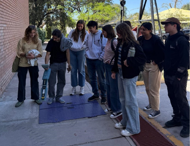 imagen Estudiantes de Ciencias Agrarias visitaron la Facultad de Ingeniería para conocer técnicas de monitoreo y tratamiento ambiental