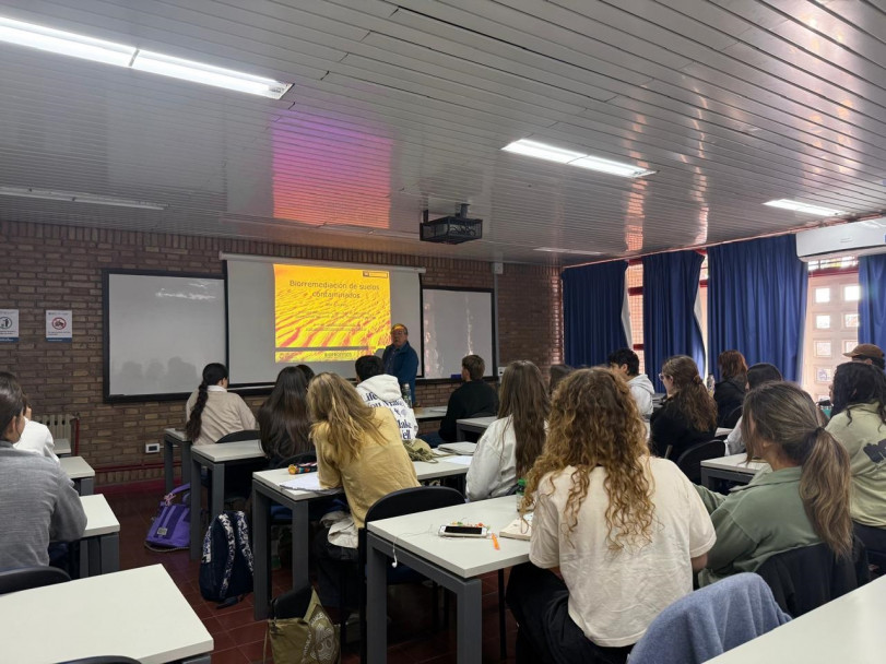 imagen Estudiantes de Ciencias Agrarias visitaron la Facultad de Ingeniería para conocer técnicas de monitoreo y tratamiento ambiental