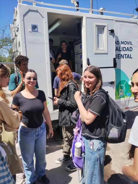 imagen Estudiantes de Ciencias Agrarias visitaron la Facultad de Ingeniería para conocer técnicas de monitoreo y tratamiento ambiental