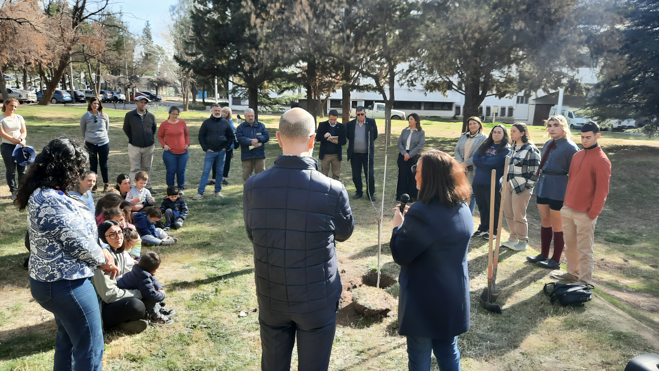 imagen La Facultad de Ciencias Agrarias conmemoró el Día del Árbol plantando un retoño del Manzano de Newton