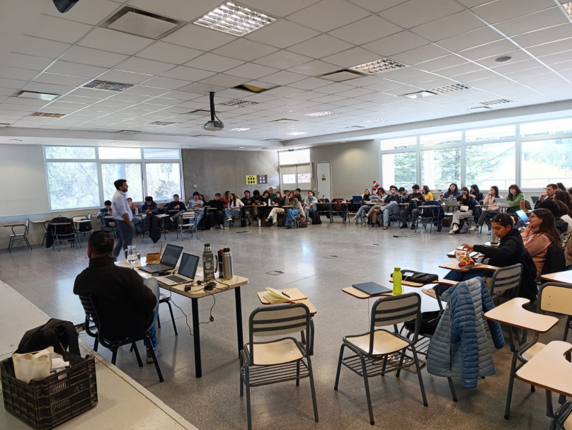 imagen La Facultad de Ciencias Agrarias recibió al Ing. Adrián Orozco para abordar la producción de maíz y sorgo bajo riego