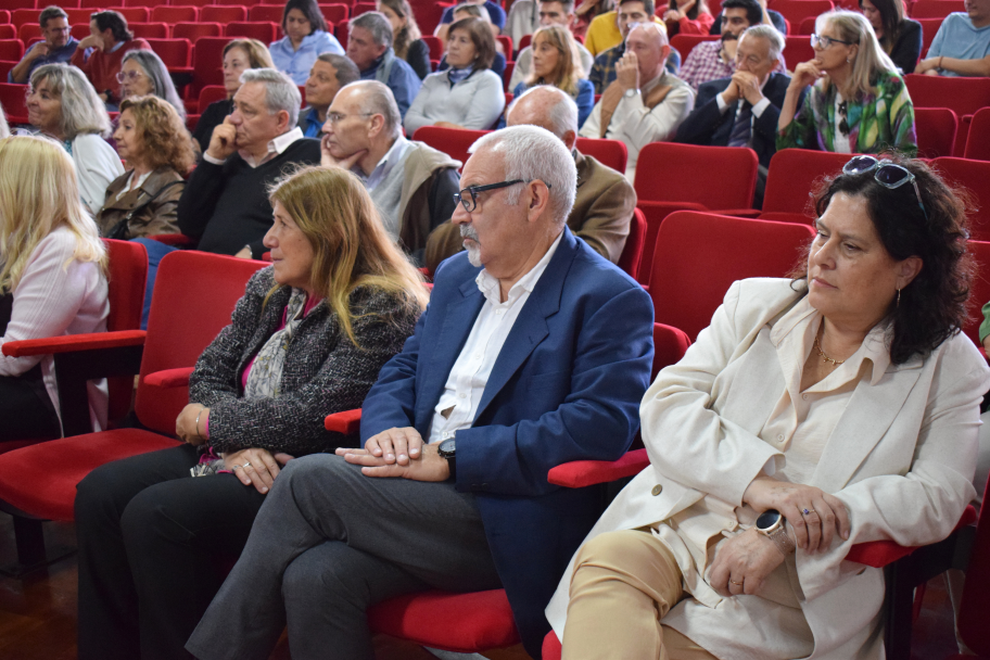 imagen Rosana Celia Vallone recibió el premio "Prof. Ing. Agr. Dr. León Nijensohn" por parte de la Academia Nacional de Agronomía y Veterinaria