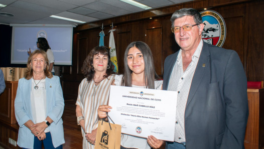 imagen Convocan a postular Egresados de la Promoción 2025 y Estudiantes Avanzados para recibir la distinción "María Elisa Norton Farmache"