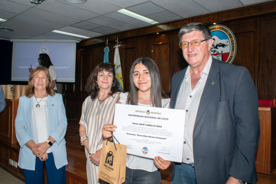 imagen Convocan a postular Egresados de la Promoción 2025 y Estudiantes Avanzados para recibir la distinción "María Elisa Norton Farmache"