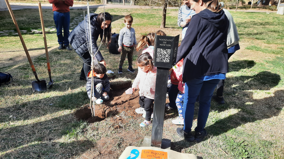 imagen La Facultad de Ciencias Agrarias conmemoró el Día del Árbol plantando un retoño del Manzano de Newton