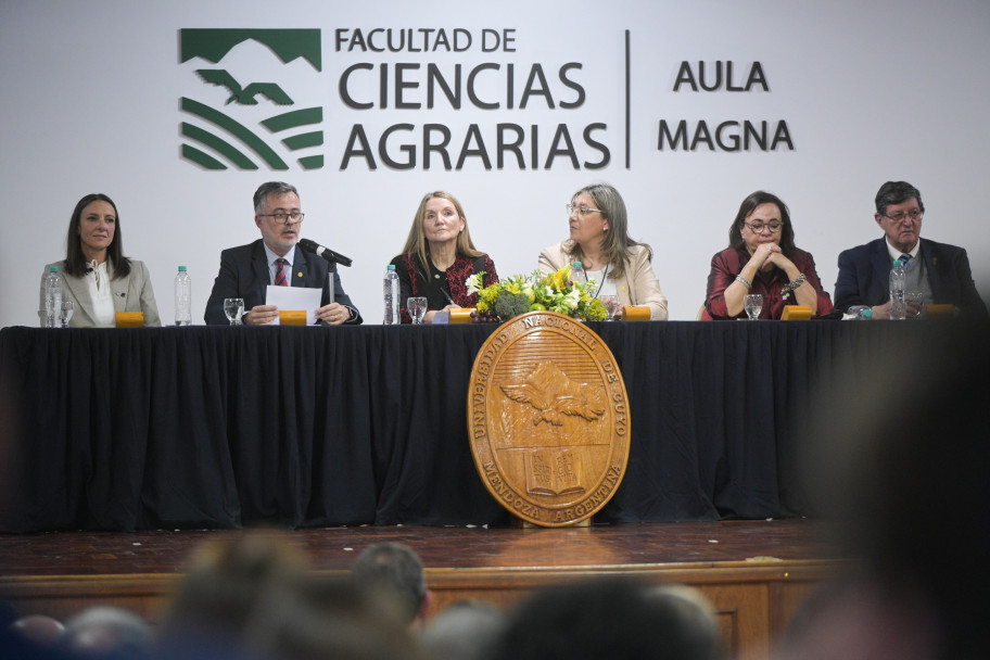 imagen David Martín y Alejandrina Alaria asumieron en Ciencias Agrarias: "La universidad pública es ascenso social e innovación para la región"