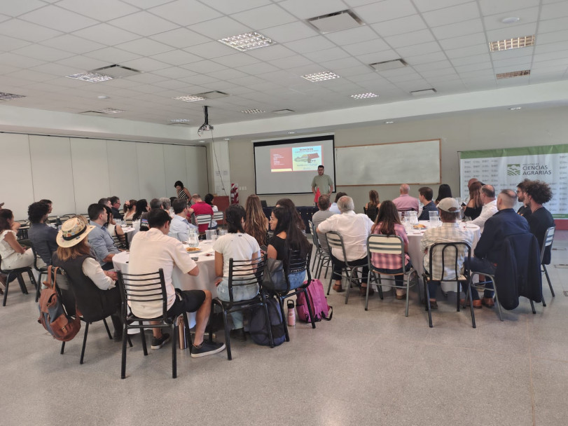 imagen La vitivinicultura de Ningxia fue presentada en la Facultad de Ciencias Agrarias
