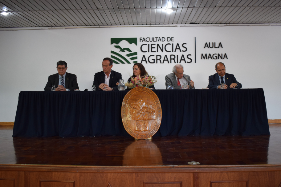 imagen Rosana Celia Vallone recibió el premio "Prof. Ing. Agr. Dr. León Nijensohn" por parte de la Academia Nacional de Agronomía y Veterinaria