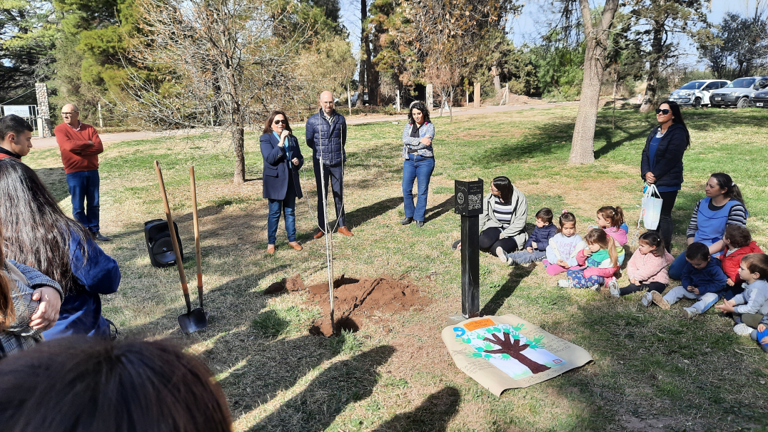 imagen La Facultad de Ciencias Agrarias conmemoró el Día del Árbol plantando un retoño del Manzano de Newton