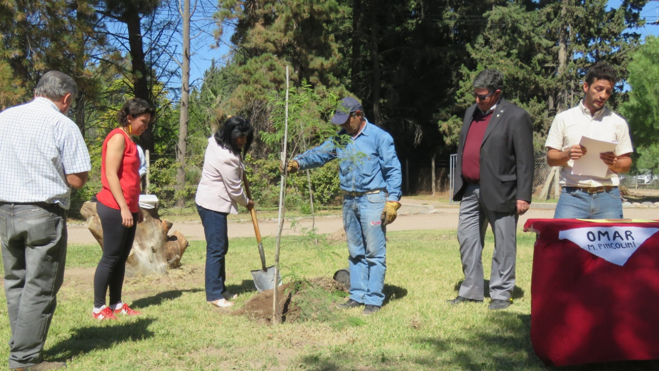 imagen La FCA plantó algarrobos en homenaje a un docente y dos estudiantes desaparecidos durante la última dictadura