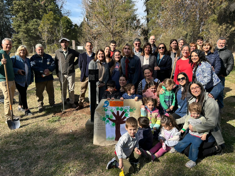 imagen La Facultad de Ciencias Agrarias conmemoró el Día del Árbol plantando un retoño del Manzano de Newton