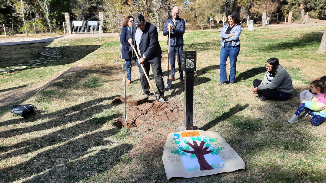 imagen La Facultad de Ciencias Agrarias conmemoró el Día del Árbol plantando un retoño del Manzano de Newton