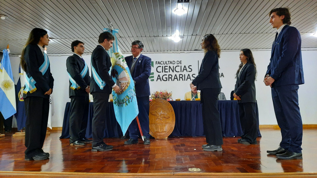 imagen Ciencias Agrarias celebró el Día de la Bandera 2026 con reconocimientos académicos y la designación de nuevos abanderados para el próximo ciclo lectivo