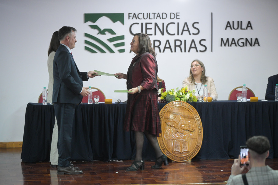 imagen David Martín y Alejandrina Alaria asumieron en Ciencias Agrarias: "La universidad pública es ascenso social e innovación para la región"