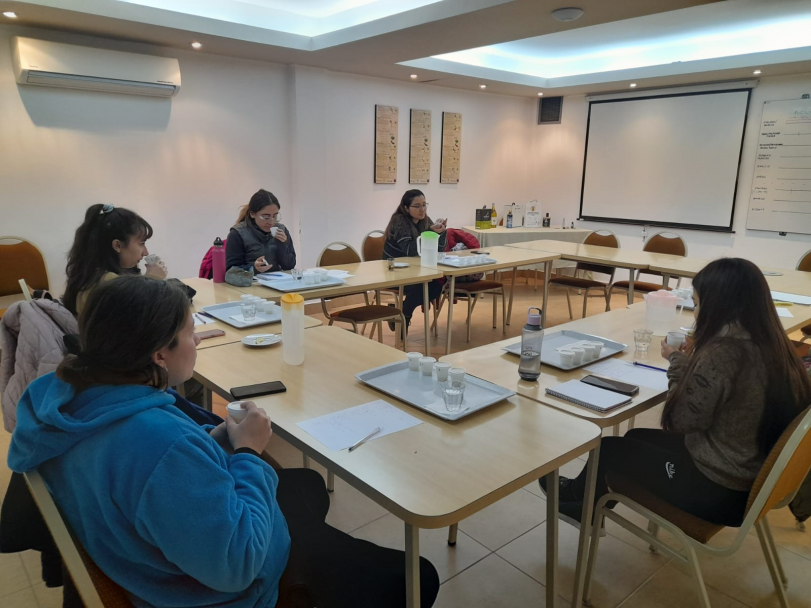 imagen Estudiantes de la Facultad de Ciencias Agrarias triunfan en el 1er Concurso de Jóvenes Catadores de Aceite de Oliva