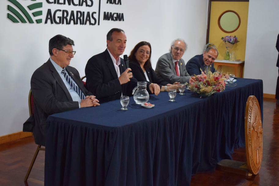 imagen Rosana Celia Vallone recibió el premio "Prof. Ing. Agr. Dr. León Nijensohn" por parte de la Academia Nacional de Agronomía y Veterinaria